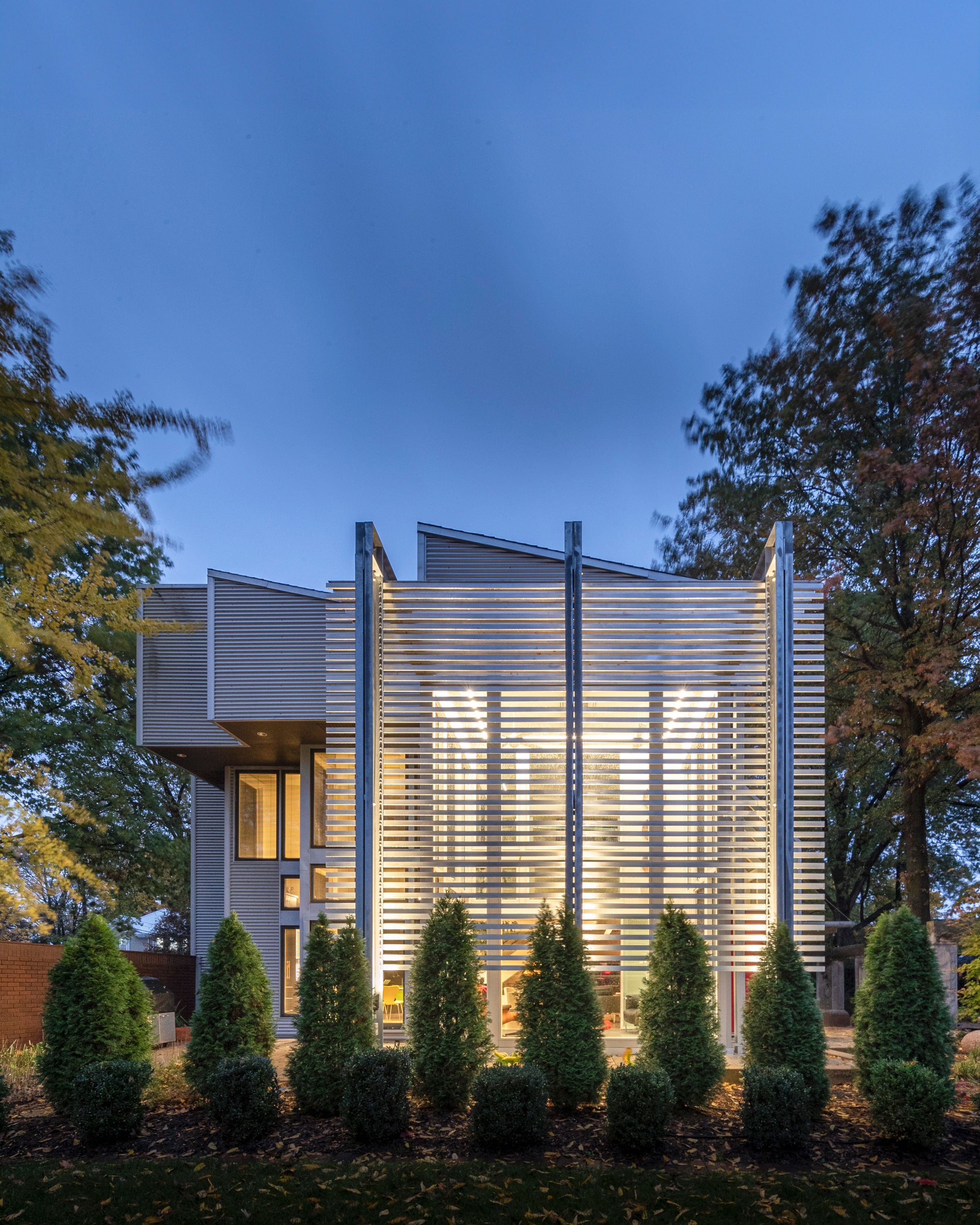 Modern Sunroom addition with exposed structural framing. Akar Architecture.
